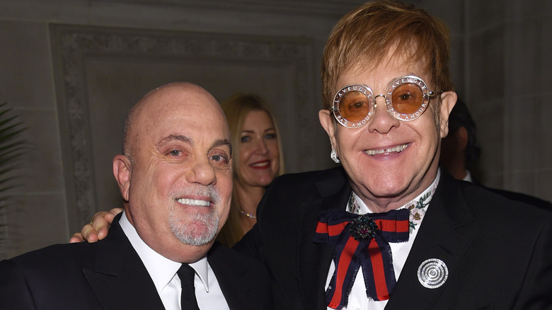 Billy Joel et Elton John souriant ensemble