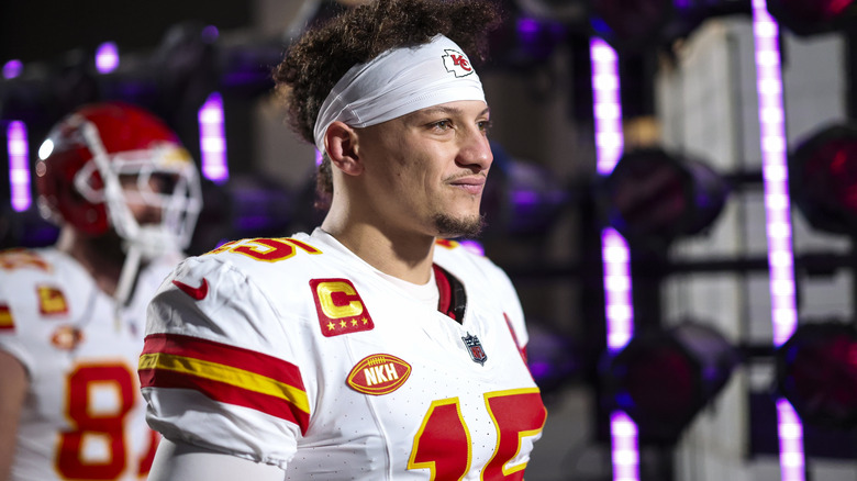 Patrick Mahomes souriant en uniforme de football