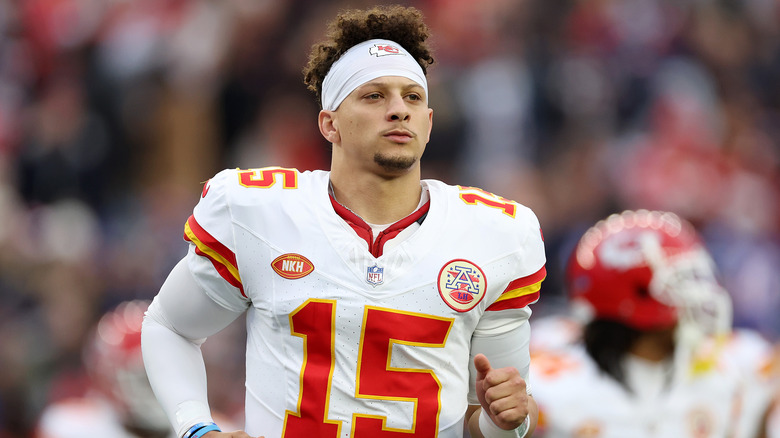 Patrick Mahomes sur le terrain de football en uniforme des Chiefs 