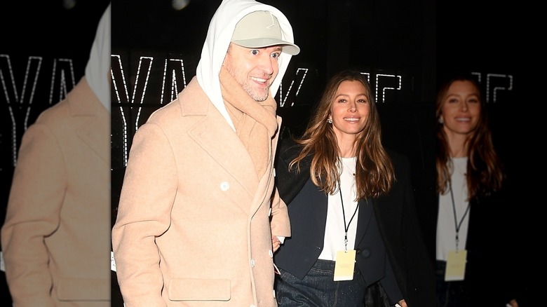 Jessica Biel et Justin Timberlake marchant en souriant