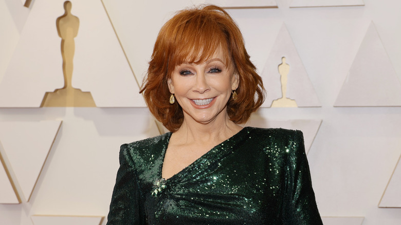 Reba McEntire souriante