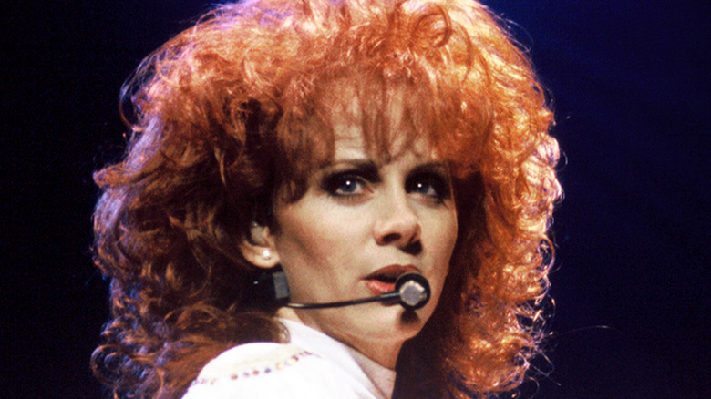 Reba McEntire en train de jouer