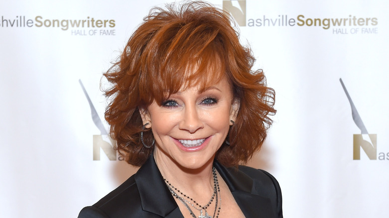 Reba McEntire souriante