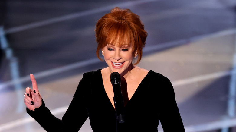 Reba McEntire prononçant un discours