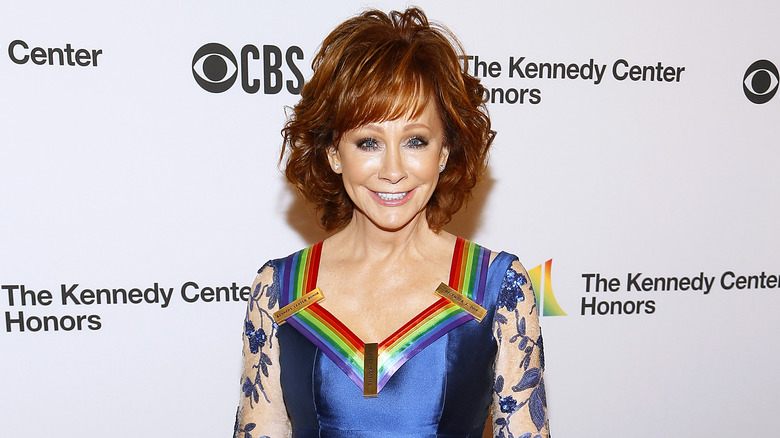 Reba McEntire souriante