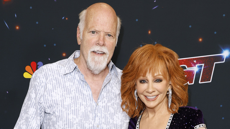 Rex Linn et Reba McEntire souriants