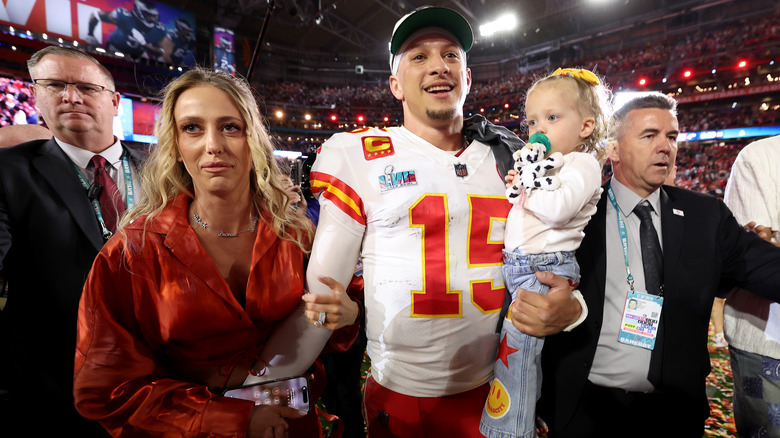 Brittany Mahomes saisissant le bras de Patrick Mahomes