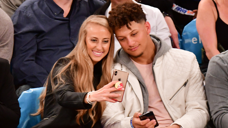 Brittany Mahomes prend un selfie avec Patrick Mahomes