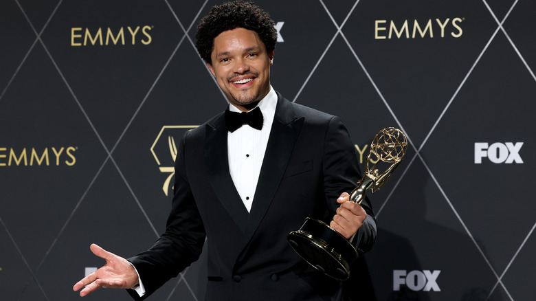 Trevor Noah souriant et tenant un Emmy Award