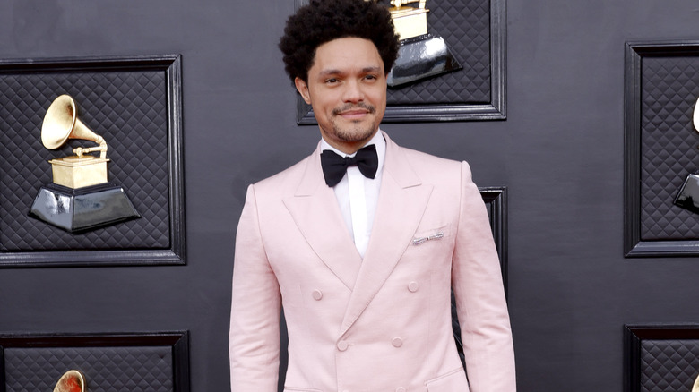 Trevor Noah, souriant sur le tapis rouge des Grammys