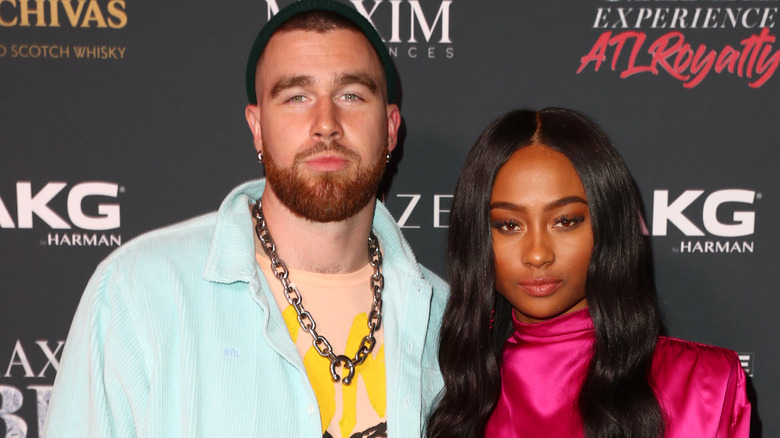 Travis Kelce et Kayla Nicole posant