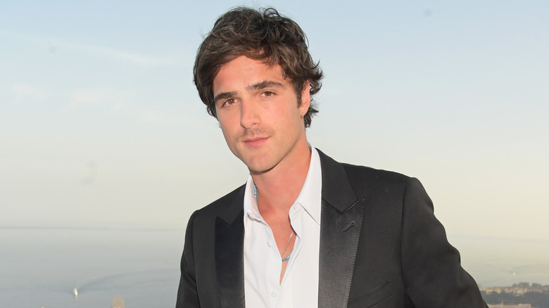 Jacob Elordi surplombant une ville