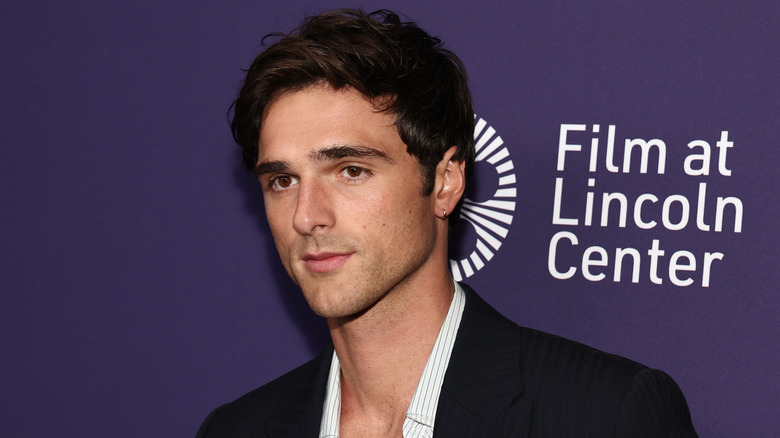 Jacob Elordi avec une chemise déboutonnée