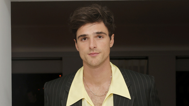 Jacob Elordi porte un costume rayé