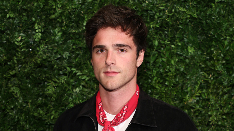 Jacob Elordi portant un bandana rouge