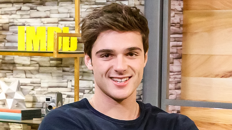 Jacob Elordi, les bras croisés