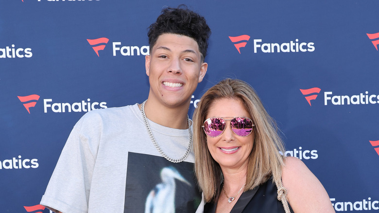 Jackson Mahomes et Randi Martin sourient lors d'un événement sur le tapis rouge