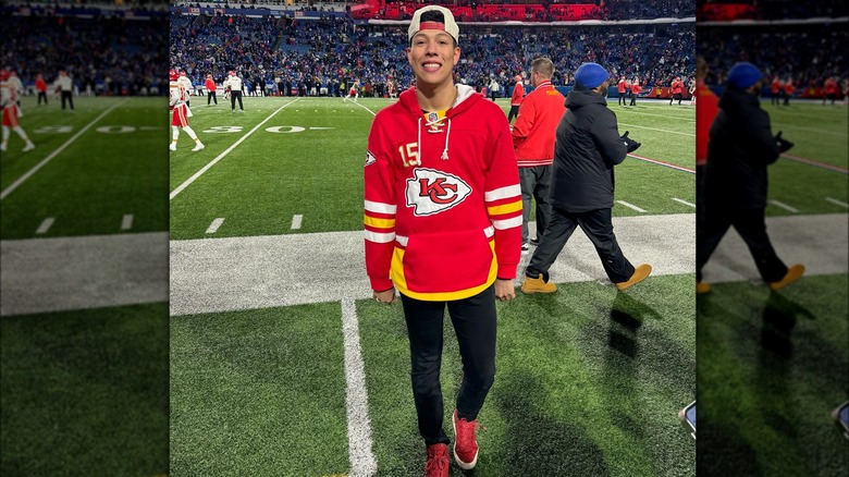 Jackson Mahomes se tient sur le bord du terrain de football