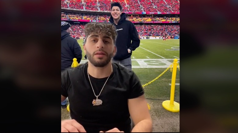 Sam Farha devant la photo de Jackson Mahomes