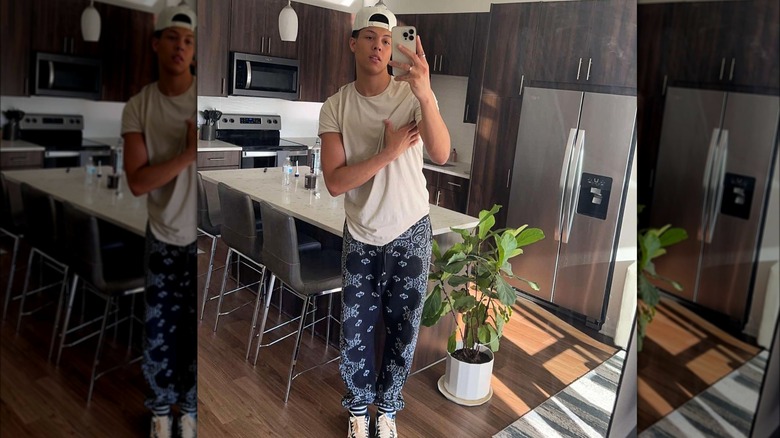 Jackson Mahomes prend un selfie dans la cuisine