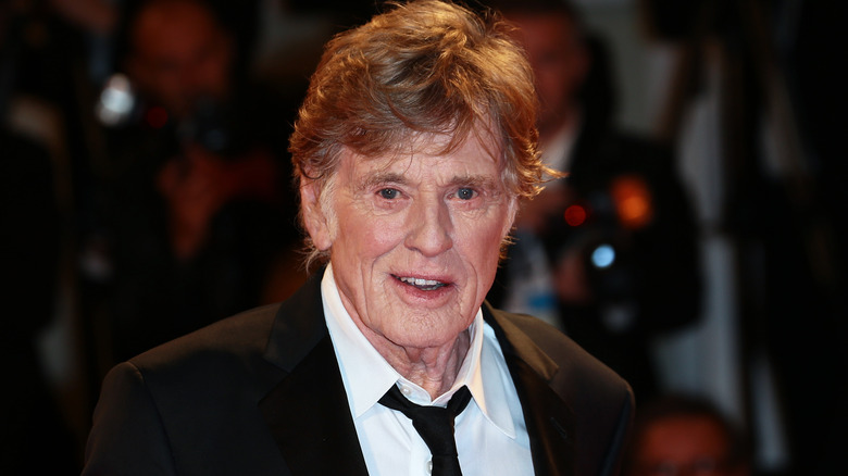 Robert Redford posant pour les caméras