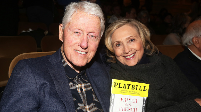 Bill et Hillary Clinton sont assis ensemble et sourient