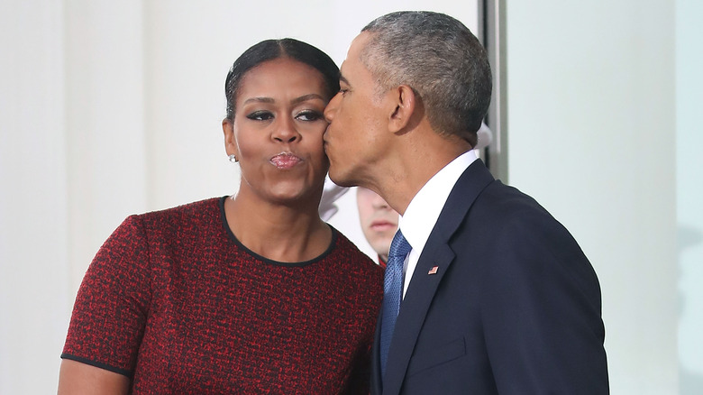 Barack Obama embrasse Michelle sur la joue