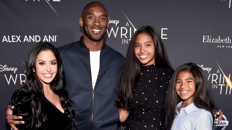 Vanessa, Kobe Bryant, Natalia et Gianna Bryanton sur un tapis rouge