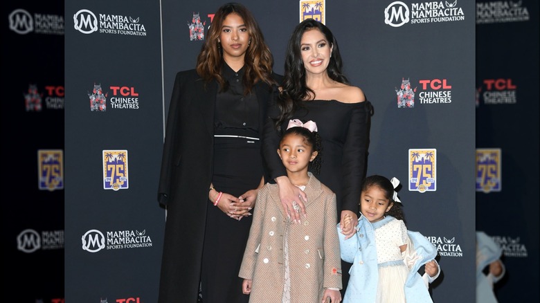 Natalia Bryant, Vanessa Bryant, Bianka Bryant et Capri Bryant sur un tapis rouge