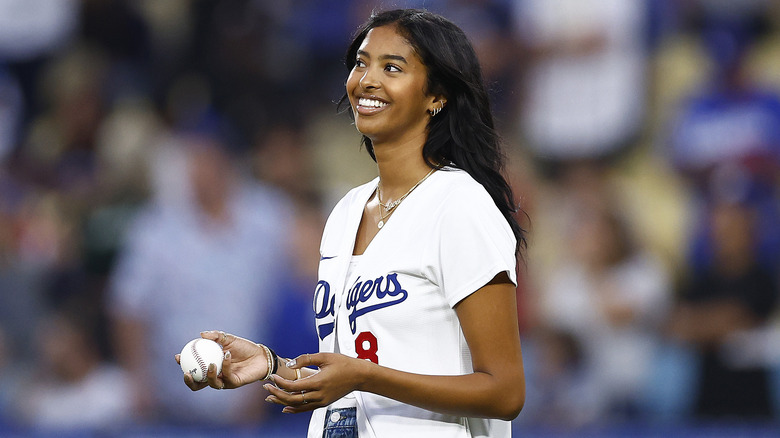 Natalia Bryant tient une balle de baseball