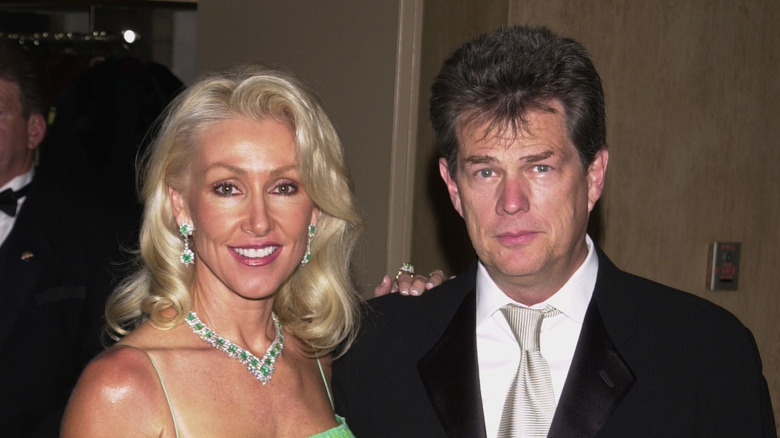 David Foster pose avec Linda Thompson