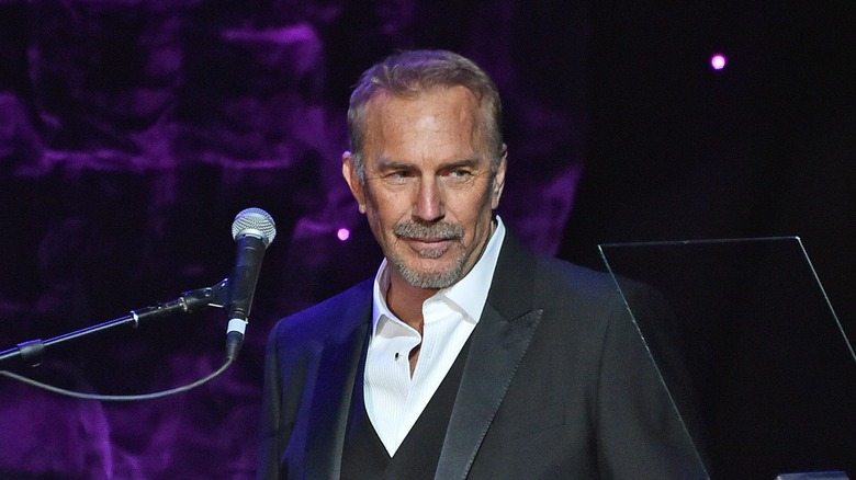 Kevin Costner derrière un micro