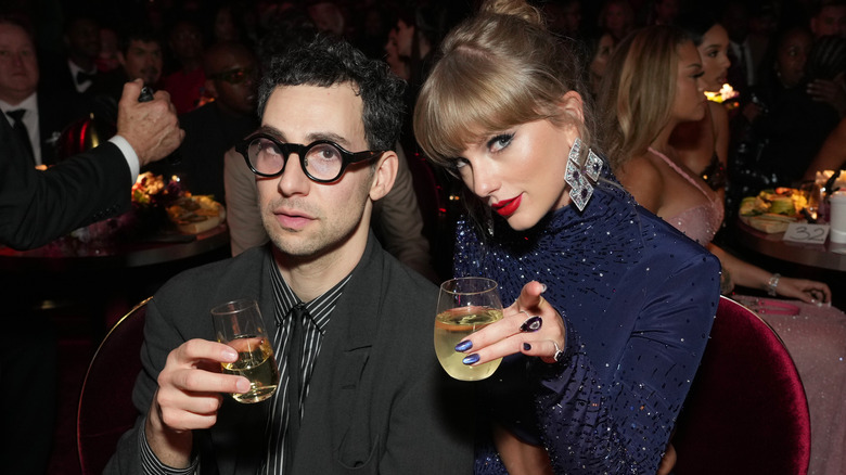 Jack Antonoff et Taylor Swift posant