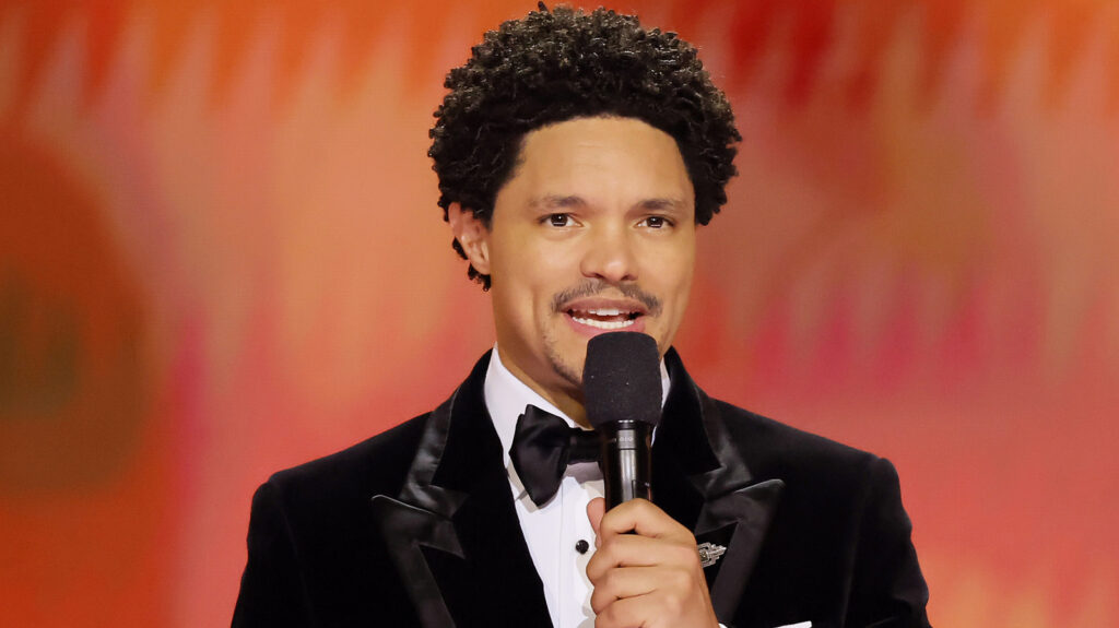 La défense discrète et douteuse de Trevor Noah contre Taylor Swift aux Grammys 2024 est un « gars sympa » classique