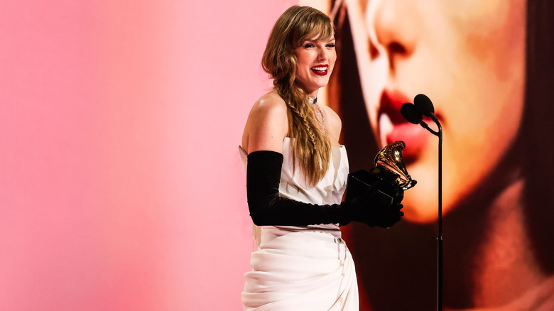 Taylor Swift tenant un Grammy