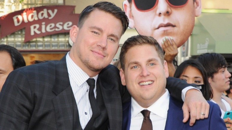 Channing Tatum et Jonah Hill souriants 