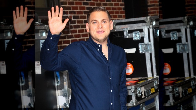 Jonah Hill saluant 