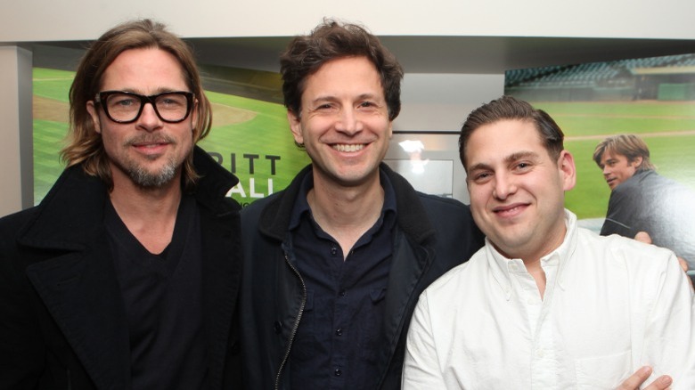 Brad Pitt, Bennett Miller, Jonah Hill souriants 