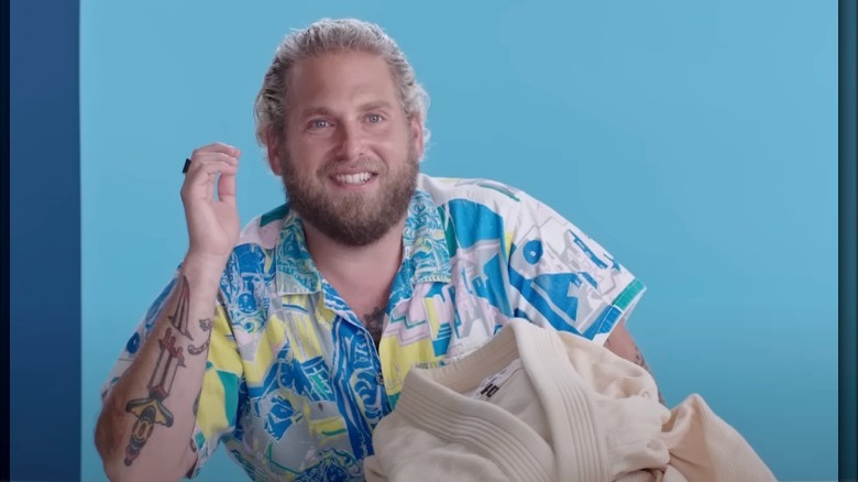 Jonah Hill tenant un gi 