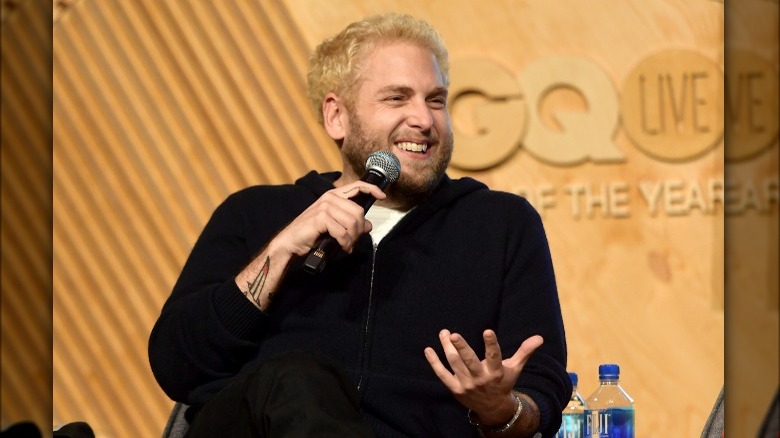 Jonah Hill parle dans le microphone 