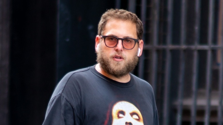 Jonah Hill porte des lunettes et marche