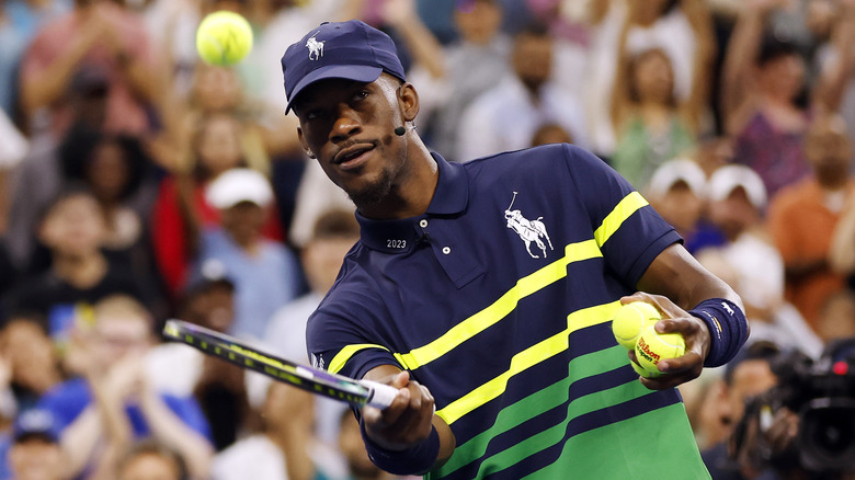 Jimmy Butler balance sa raquette de tennis