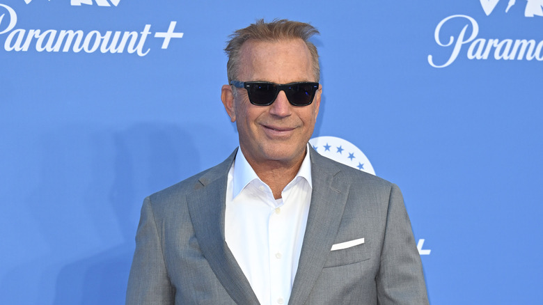 Kevin Costner lunettes de soleil souriant