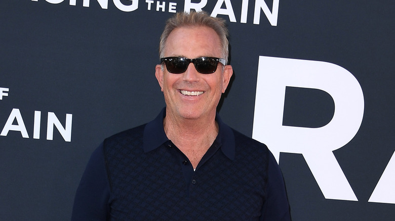 Kevin Costner lunettes de soleil souriant