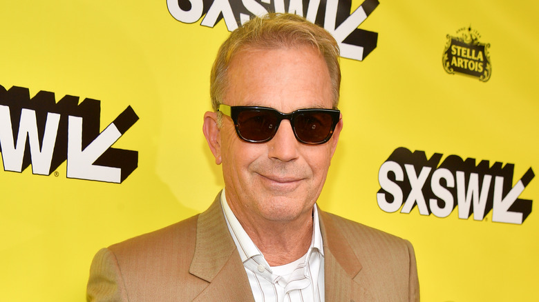 Kevin Costner lunettes de soleil souriantes