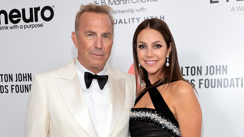 Kevin Costner et Christine Baumgartner, posant