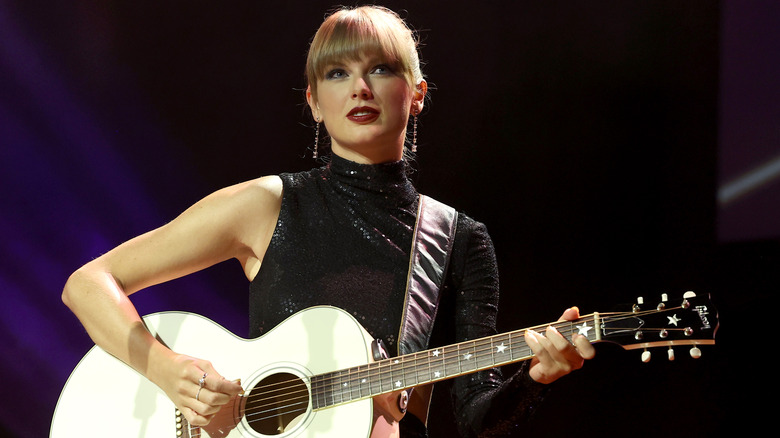 Taylor Swift joue de la guitare