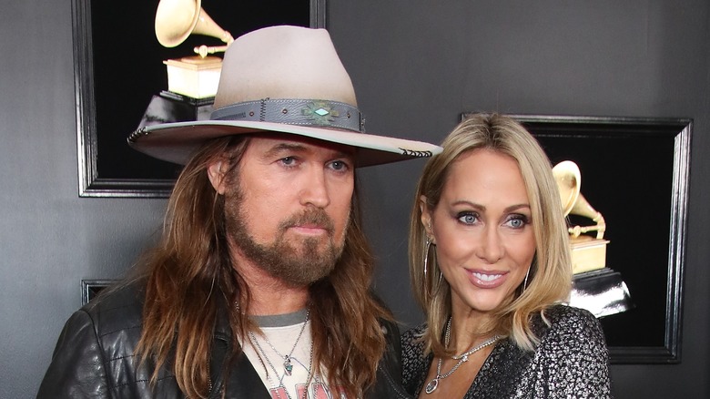 Billy Ray Cyrus et Tish Cyrus sur le tapis rouge des Grammys