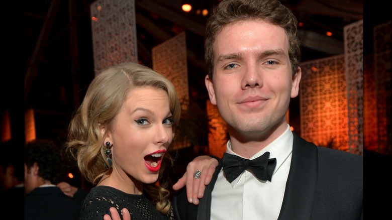 Taylor et Austin Swift sourient à l'événement