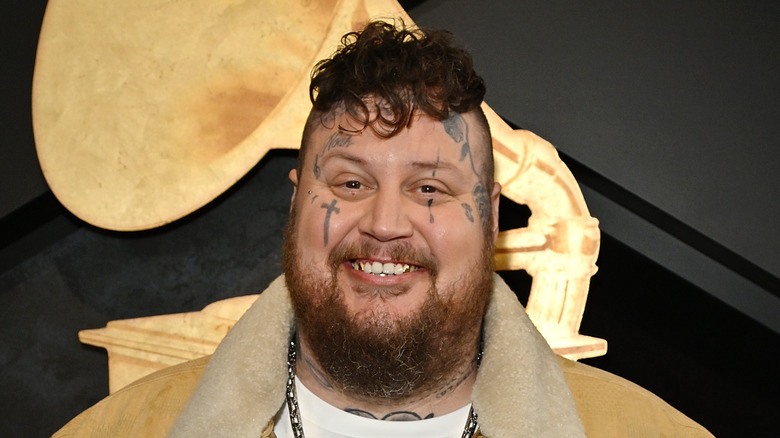 Jelly Roll souriant en gros plan aux Grammys 2024